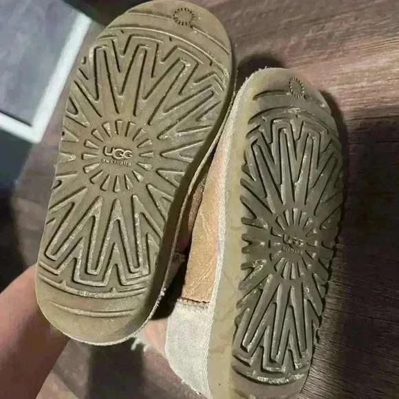 UGG short boots KIDS BAILEY BUTTON - CHESTNUT  no size but fit sz 10 toddler imo - Picture 5 of 6